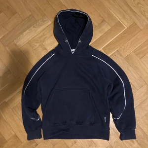 Blå Swi Hoodie - Denna hoodien har anvönds i ett tag men ör i väldigt bra skick.