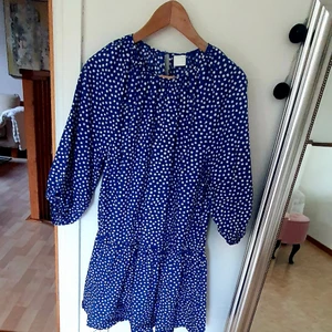 Kornblå klänning Hm stl M  - Fin klänning i fin färg från HM , använd 2-3 ggr 