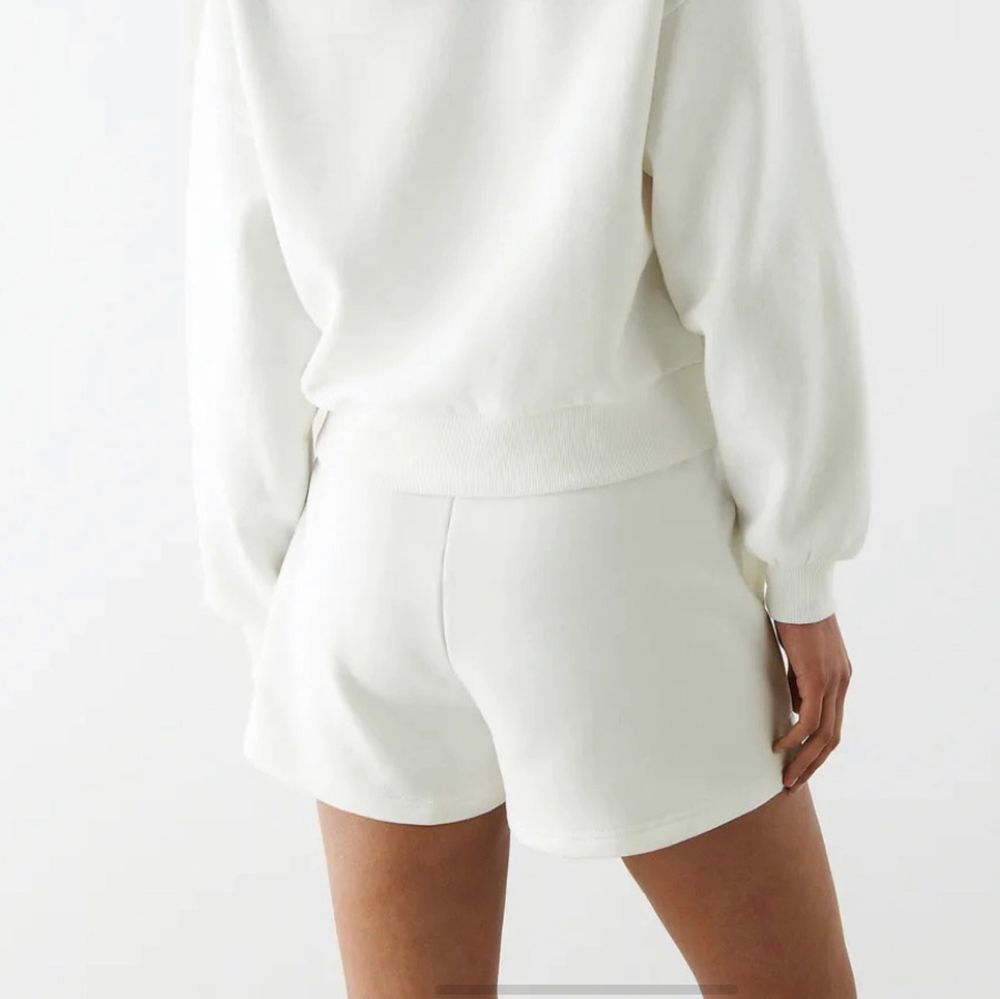 Säljer dessa vita mjukis shorts, storlek s. Från Gina och endast använda två gånger! Nypris är 199 och säljer för 100 kr! Perfekta som pyjamas shorts eller shorts som man kan använda till vardag eller till stranden! . Shorts.