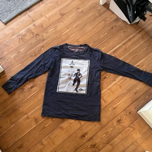 Limitato tröja, tillkommer med låda - En mörkblå långarmad Limitato tröja i mycket bra skick! Storlek S. Skriv vid frågor eller funderingar👍🏼 Låda tillkommer