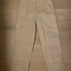 Oversized cargo byxor från NLY - Jättesnygga oanvända cargo byxor från NLY trend by Nelly. Storlek 34 men funkar nog som 36.