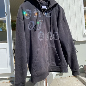 One Of One Hoodie - Hej, säljer nu min One Of One hoodie i storlek Large men passar även en Medium. Den är i bra skick, skulle säga minst 8/10. Alla stenar är kvar. Priset är inte hugget i sten, hör av er vid frågor :).