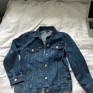 Oversized jeansjacka - Nästan helt oanvänd jeansjacka från H&M i den perfekta blåa färgen. Oversized!!