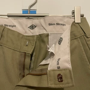 Dickies slim fit.  - Dickies slim fit jag köper ett tåg sen men dom är lite små på mig. 