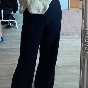 Kostymbyxor  - Fina kostymbyxor i storlek Small. Byxorna är köpta på Asos. Köparen står för frakten 