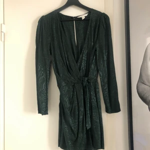 Byxdress H&M 36 - En mörkgrön byxdress som ser ut som en klänning. Använd en gång. Inget att anmärka på, fint skick. 