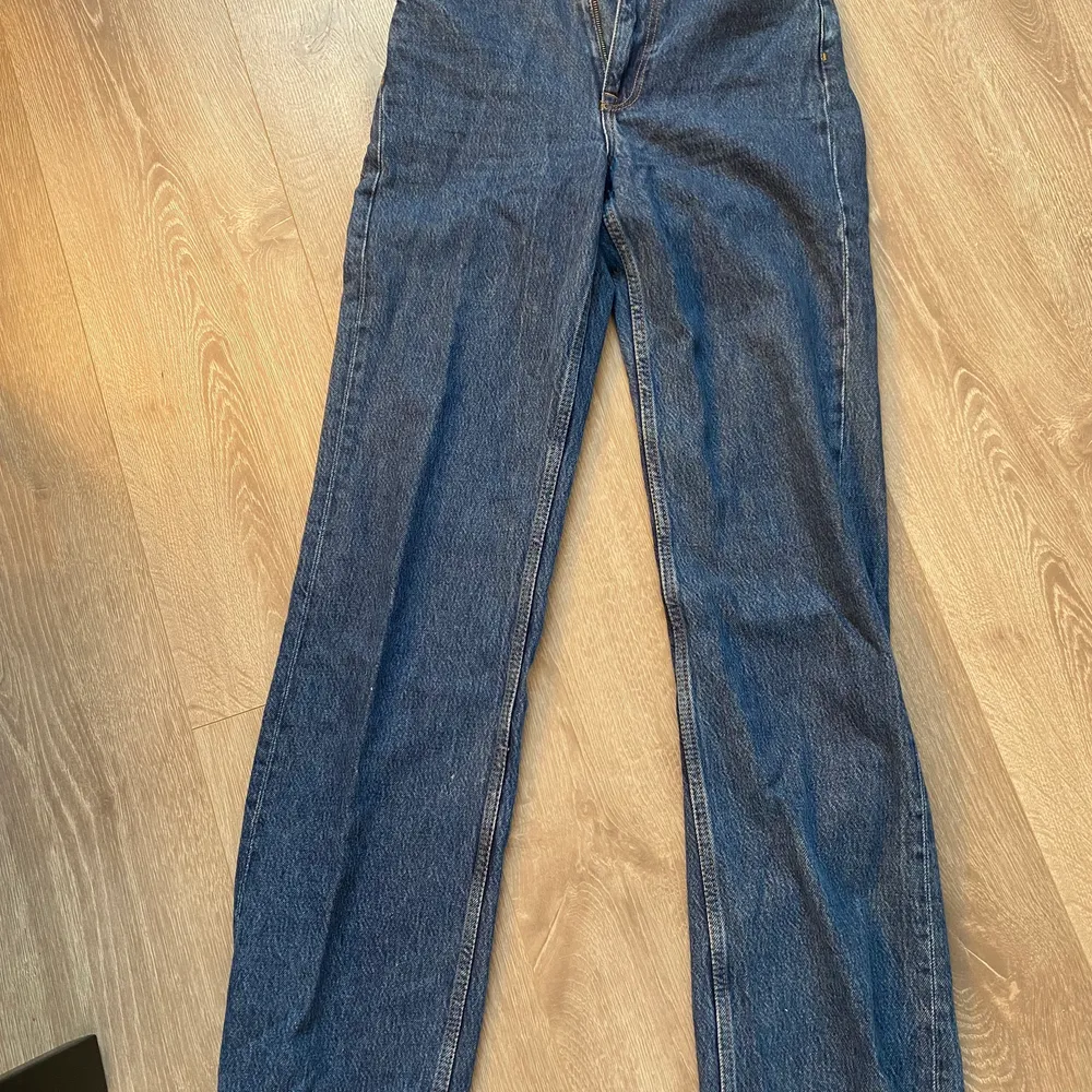 Mörkblåa jeans ifrån Zara, superfina. säljer pågrund av att dem tyvär aldrig kom till användning. Aldrig använda och är i super skick.💕. Jeans & Byxor.