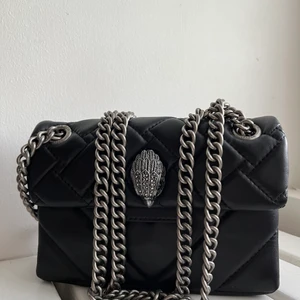 Väska från Kurt Geiger  - Säljer denna balla och unika väska från Kurt Geiger! Den är i nyskick och dustbagen tillkommer! Nypris ca 1700 kr. Köp direkt för 866 inkl!!🤩❤️