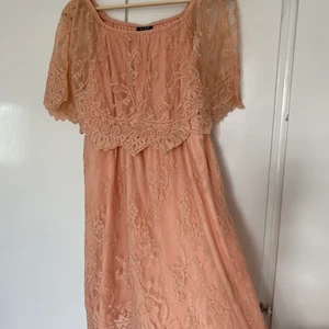 Härlig klänning  - En fin klänning som kan passa en födelsedag fest, student skiva eller bal kanske!. Kan även passa på en dop som en enkel och simpel look! Materialen är även stretchig och skön att ha inför sommaren. 