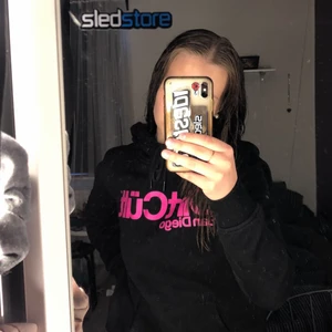 Dirtcült San Diego Hoodie - Super bra skick då ja endast använt den nån gång. Säljer den då jag inte använder den. Ord pris 599kr