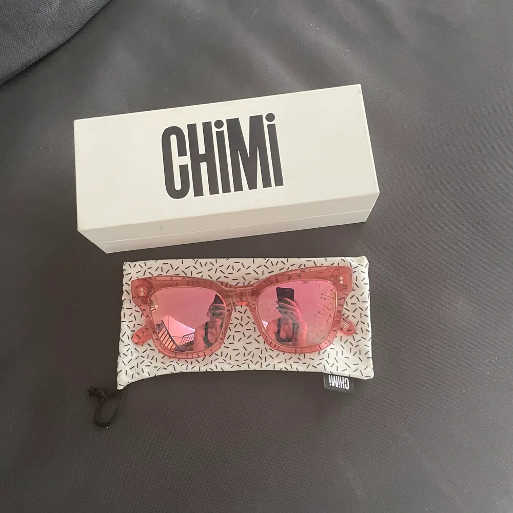 Säljer dessa chimi solglasögon i rosa i 005 som inte ✨ säljs längre!!!✨ 💓💓💗 Det är en liten repa på höger sida som jag försöker visa på bild 2, därav att priset!! Inget jag tycker man ser i solen eller ljuset alls men jag upplever att den syns och är mörkare i mörker❤️‍🔥 men inget jag stört mig på. Accessoarer.