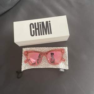Säljer dessa chimi solglasögon i rosa i 005 som inte ✨ säljs längre!!!✨ 💓💓💗 Det är en liten repa på höger sida som jag försöker visa på bild 2, därav att priset!! Inget jag tycker man ser i solen eller ljuset alls men jag upplever att den syns och är mörkare i mörker❤️‍🔥 men inget jag stört mig på