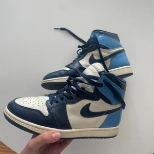 Obsidian jordan 1 - Fick dessa i julklapp förra året, köpt från stockx. Har använts sparsamt och är lite creasade men inget utöver vad som blir när man går i dom, jättefint skick! Säljer pga att jag inte använder dem lika mycket längre :)