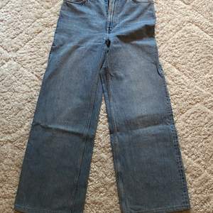 Högmidjade jeans från Monki ganska så mörk blå men inte jätte. Använts några gånger.  Köparen står för frakten. Pris kan diskuteras vid snabb affär. Säljer eftersom att de blivit för små. Meddela för mer info