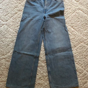 Monkei jeans strl 26 - Högmidjade jeans från Monki ganska så mörk blå men inte jätte. Använts några gånger.  Köparen står för frakten. Pris kan diskuteras vid snabb affär. Säljer eftersom att de blivit för små. Meddela för mer info