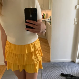 Gul kjol - Gul kjol från zara som även fungerar som en topp. Knappt använd❤️