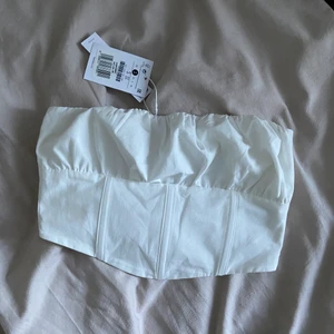 Topp  - En jättesöt topp från Bershka som inte har kommit till användning, lappen sitter kvar! Den är i storlek S, men skulle säga att den mer passar en xs:) Frakt tillkommer☺️