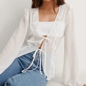 Blus från NAKD - Blus i vit, slutsåld på NAKD🤍