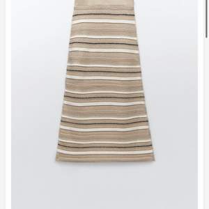 Söker denna kjol från Zara som är slutsåld, storlek S/M. 