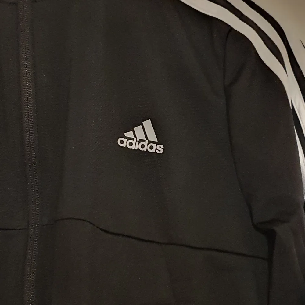 TVÅ STYCKEN: Adidas sport tröjor. Tröjorna har två olika modeller och har används fåtal gånger. Bra skick. . Tröjor & Koftor.