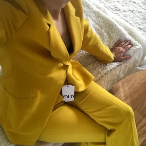 Kostym från Zara mars 2022 - Har använt den här knallgula kostymen EN gång och har aldrig fått så många komplimanger någonsin! Nypris 1800. Stl i båda delarna: S