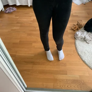 Svarta skinnyjeans - Lågmidjade svarta skinnyjeans 