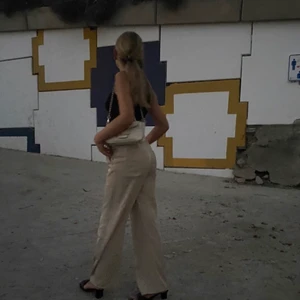 Linnebyxor från zara - Säljer min linnebyxor från zara då de tyvärr blivit för små. Köptes förra sommaren, använt skick men inget skadat. Kan skicka fler bilder privat om någon är intresserad. Storlek XS. Pris 200kr.