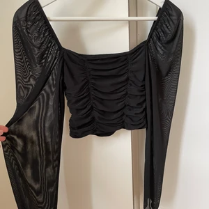 Festlig topp - Genomskinliga puff armar, sitter tight vid brösten