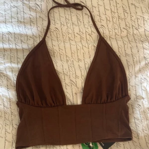 Festtopp - Oanvända topp från NA-KD som jag säljer pga för stor. Storlek m men passar en s med beroende på vilken byst man har 💖