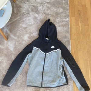 Nike tech fleece  - Nike tech fleece junior tröjan xl 158-170 och byxor är också xl 158-170