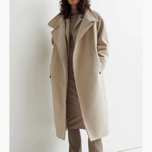 Kappa från HM - Säljer en helt oanvänd kappa från HM endast testad. Säljes pga fel storlek, taggen sitter kvar. Kan mötas upp i stockholm, eller skickas, frakt är ej inkluderat i priset :)❤️ nypris 699kr. 