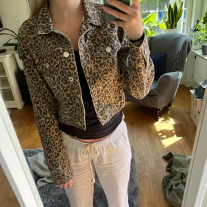 Leopard jeans jacka - As ball jeansjacka med leopard tryck någorlunda croppad från Bikbok i storlek xs. andvänd 3 gånger. Kan mötas upp i Sundbyberg/stockholm annars står köparen för frakten