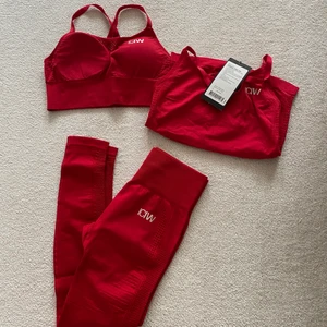 Träningsset från ICANIWILL - Helt nytt träningsset från ICIW, storlek S överdelar, M tights. Nypris drygt 1000kr säljer för 400kr eller bud
