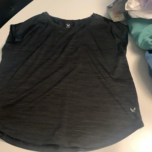 Soc tränings tröja i storlek XS - Inte använd så mycket, för liten för mig , randigt mönster i färgen svart, snygg träningströja 