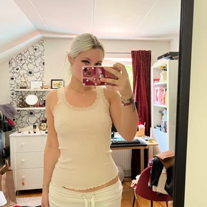 Silkeslinne med spets - Jättefint beiget linne i 55% silke i storlek s. Använd Max 1 gång.                                                             Frakten ingår i priset :)