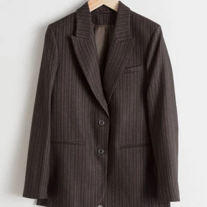 Randig kavaj - Säljer min favoritkavaj från &other stories så den inte kommer till användning längre. Den har perfekt passform och färg. Nypris 1450kr. Skriv för fler bilder. Pris kan diskuteras:))