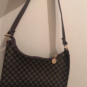 Handväska - Säljer denna väska från shein som är använt endast en gång   Köparen står för frakt