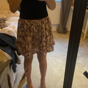 Volangkjol - Fin Volangkjol från shein aldrig använd