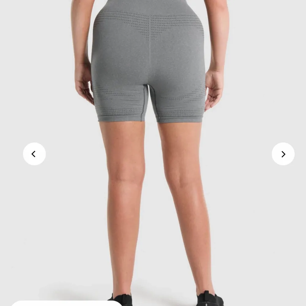 Gråa gymshark shorts som är i M men som är lite för stora på mig! Använda 1 gång. Shorts.