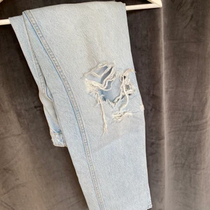 Blåa jeans  - Blåa jeans med slitningar från zara 