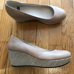 Vagabond Strl 38 - Lägre klackar från Vagabond. Använda endast nån enstaka gång så i mycket fint skick!