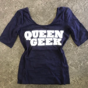 Top Queen  - Snygg skärning, mörk lila 