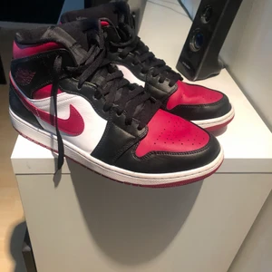 Nike Jordan 1 Bred toe us12 - Använda ett fåtal gånger, sitter riktigt skönt men inte riktigt min stil:/