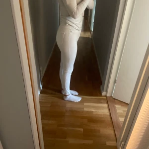 Vita jeans - Vita tighta jeans från Gina tricot (Molly)storlek M/SAnvända fåtal gånger men som nya. Säljer för 175+frakt. Finns i Borås men kan skickas, osäker på vad frakten ligger på men ska kolla upp de.