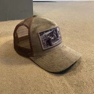 Emilio Pendenza keps - Säljer min helt nya keps från Emilio Pendenza. Den är grå/grön. Kom med bud. Jag kan även tänka mig byten!