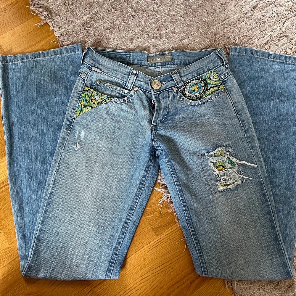 ❤️💋💕❤️Skitsnygga lågmidjade jeans från icejeans, dessa är i storleken 27 och har en riktigt snygg tvätt och en ljusblå färg med massa rainstones på💋💕❤️💕. Jeans & Byxor.