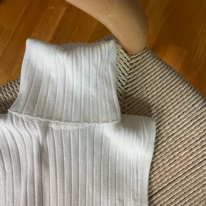 Polo topp - Vit ribbad polo topp från zara, oanvänd!