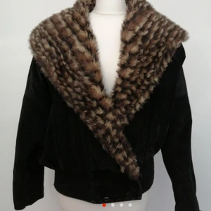 Suede and faux fur jacket jackor jacka - I bought this online but it's too big for me. I am a size 8 and it's more like a large 10 or 12, eg M/L38/40. It's true vintage, suede but faux fur, in excellent condition.