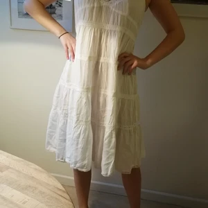 Vit sommarklänning från Melmelli - Det här är en vacker och luftig sommarklänning i storlek M från Melmelli. Klänningen är vit och har vackra broderade mönster på sig. Aningen genomskinlig, men tunn och luftande. Säljs i mycket bra skick. Hör av er för frågor💕 pris kan diskuteras 
