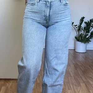 Jeans - Vida jeans i fullängd från monki i modellen Yoko!  Använda, men i bra skick! Storlek 28, passar bra på mig som brukar ha 38. Skriv gärna vid frågor! Köparen står för frakten 🫶🏼